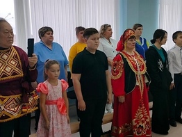 Преподаватели и обучающиеся детской музыкальной школы отделения п. Луговской приняли участие в флешмобе, посвящённому Дню народного единства. С воспитанниками и сотрудниками детского сада 