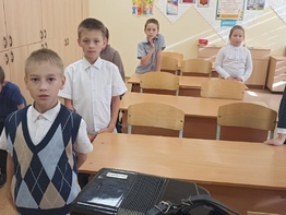 Преподаватель детской музыкальной школы отделения п. Луговской - Лев Федорович провел в начальной школе для 2 класса музыкальный час