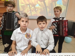 В яркий солнечный день 27 октября обучающиеся детской музыкальной школы п. Кедровый были приглашены на Осенний бал в начальную школу МКОУ ХМР «СОШ им. А.С. Макшанцева».